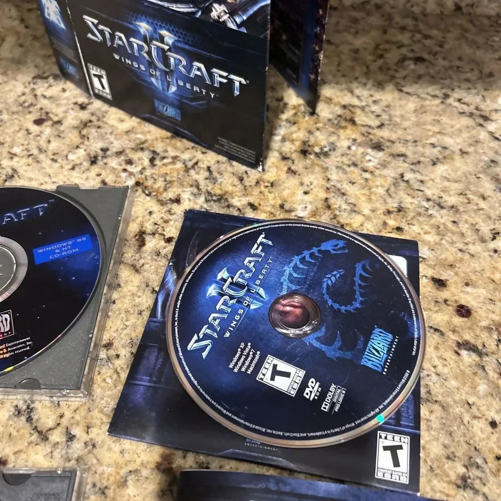 StarCraft  Wings of Liberty Expansion Set , original box, strategy guide Lot